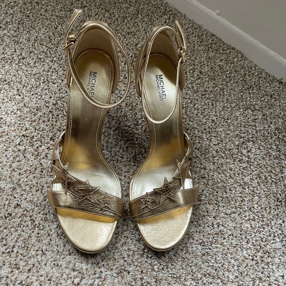 Michael Kors  Pale Gold Star Applique metallic leather Heels Size 9 NWOT - Picture 3 of 10